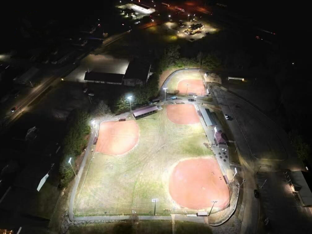 L'application d'un lampadaire solaire sur un terrain de football