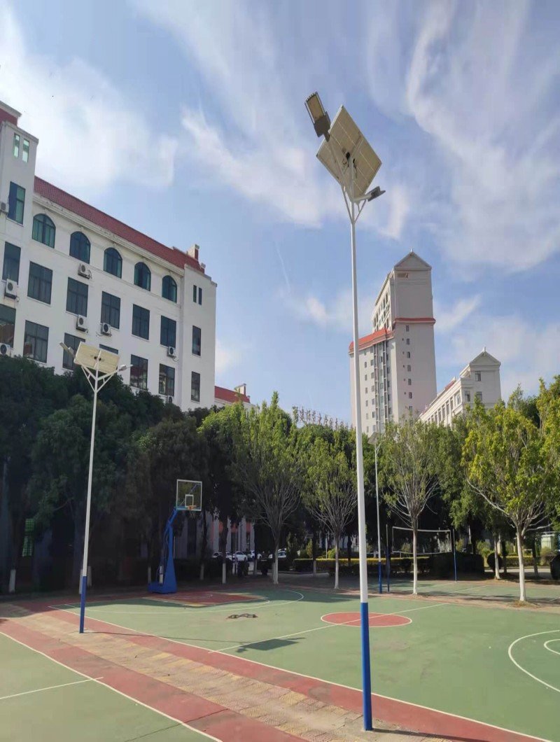 Projet de lampadaires solaires pour l'éclairage des terrains de basket