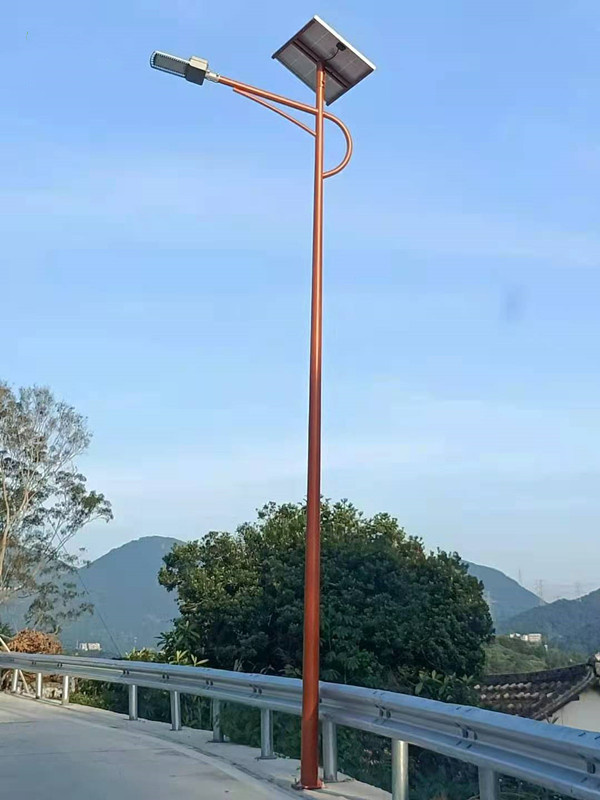 lampadaire solaire tout en deux pour route de campagne
